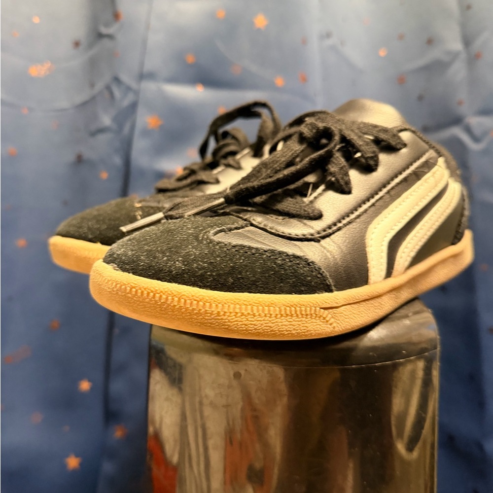 Black Gum Sole Court Sneakers – Kids Size 3 - Adidas STYLE